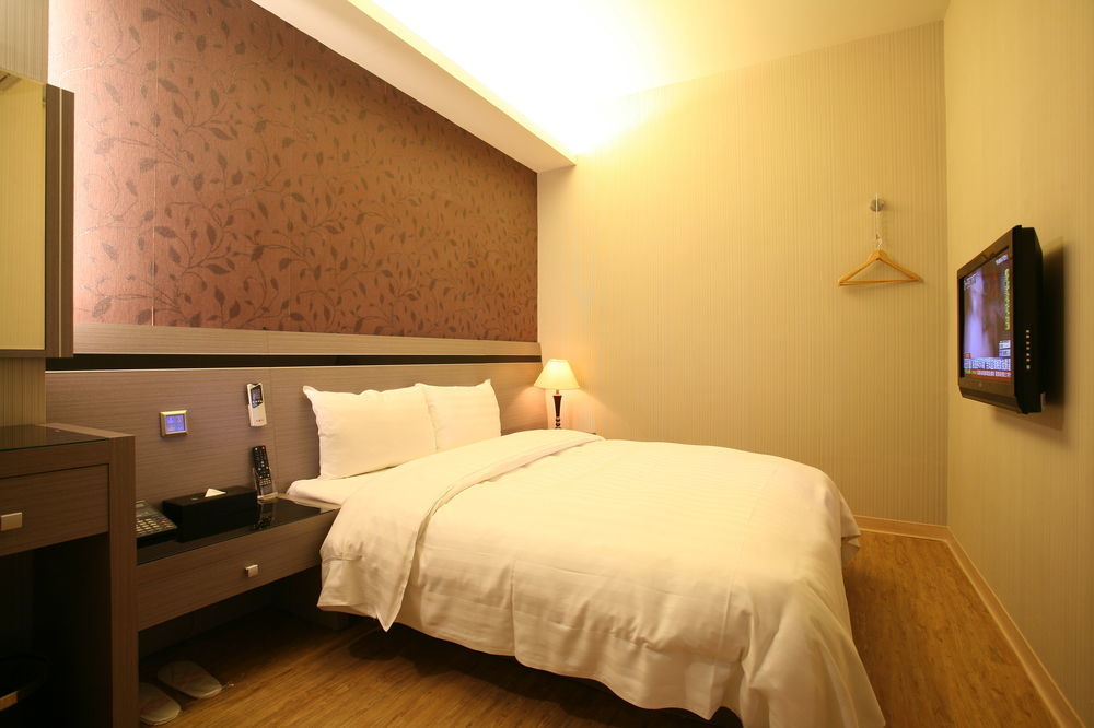Military 75 Hotel Đài Trung Ngoại thất bức ảnh